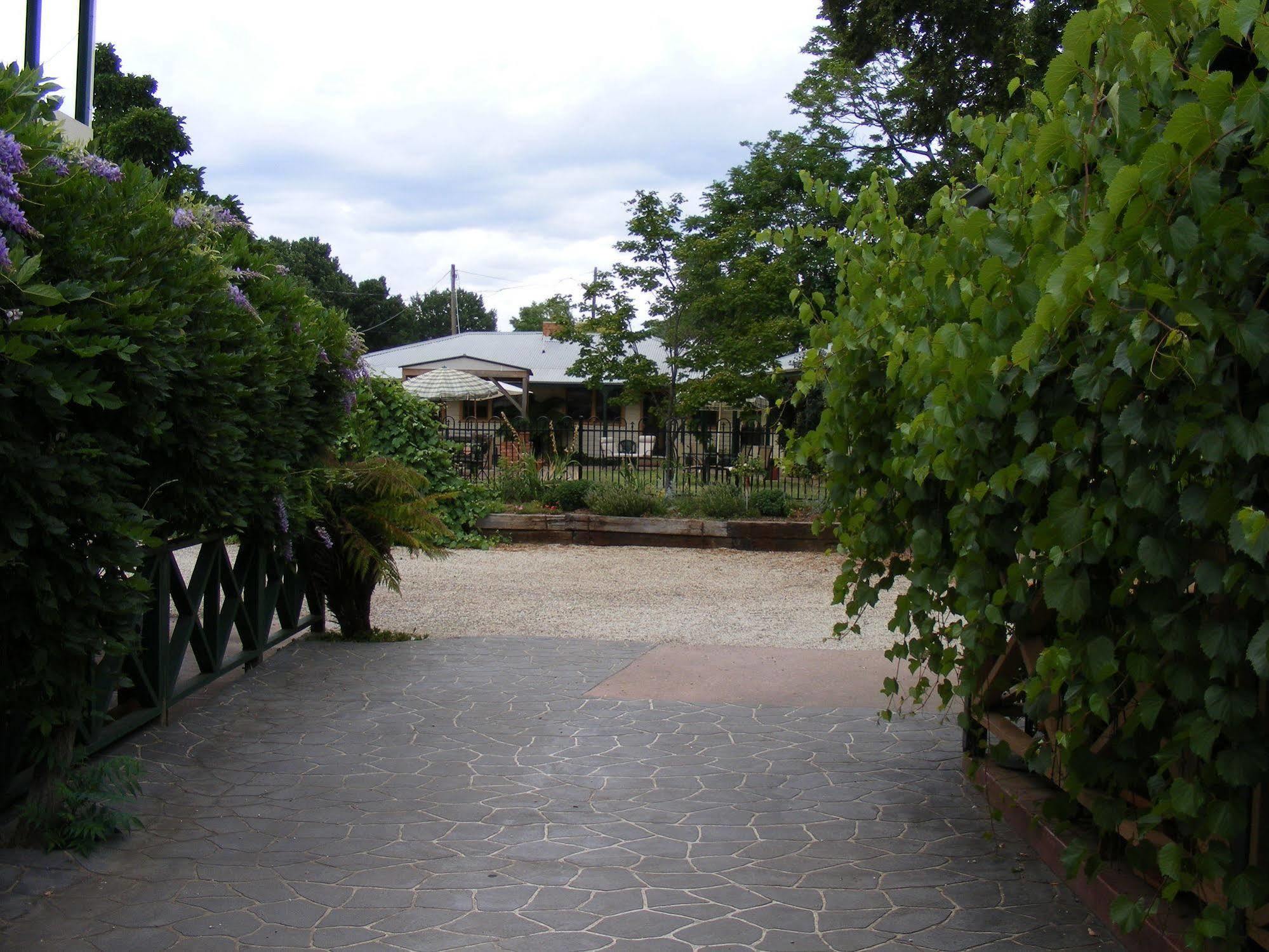 Coach House Inn Bright Bagian luar foto