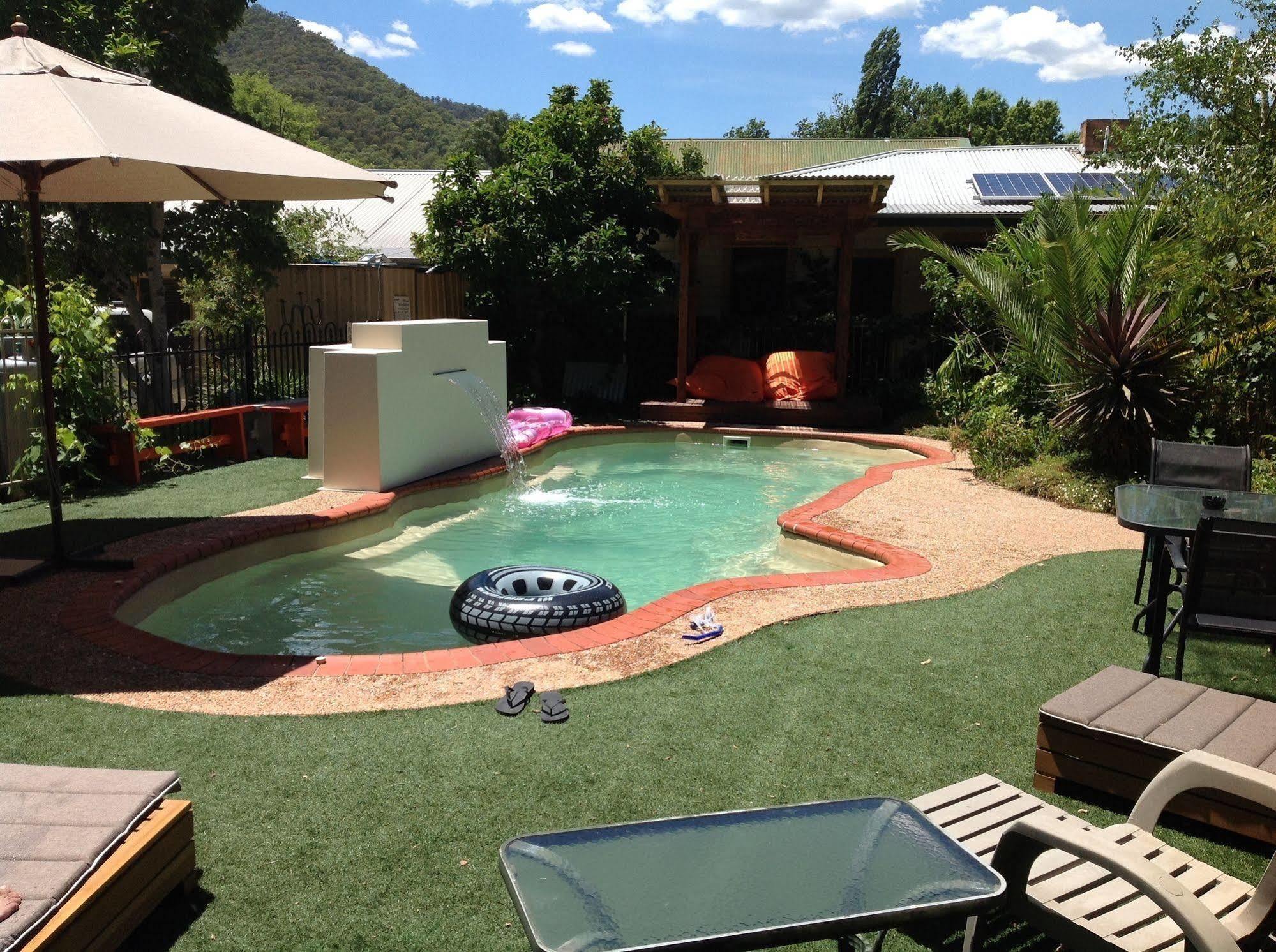 Coach House Inn Bright Bagian luar foto